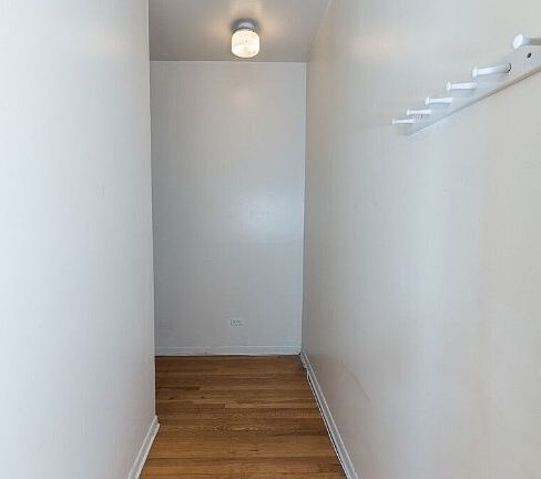 2nd image of 915 W Waveland Ave APT 1B