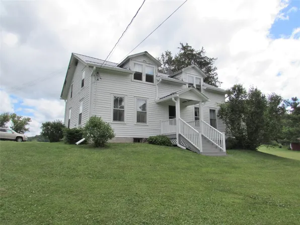 1860 Nanticoke Dr, Endicott, NY 13760