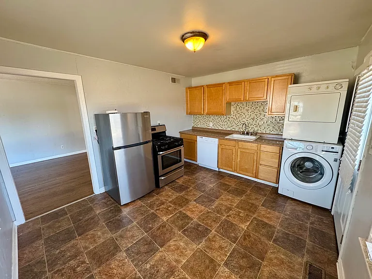 714 NW 52nd St #B — Photo 3