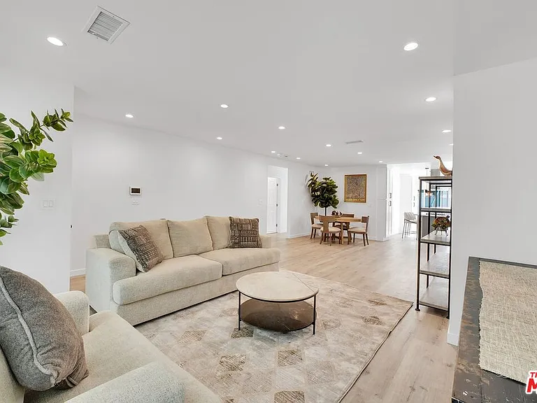 14642 Runnymede St — Photo 38