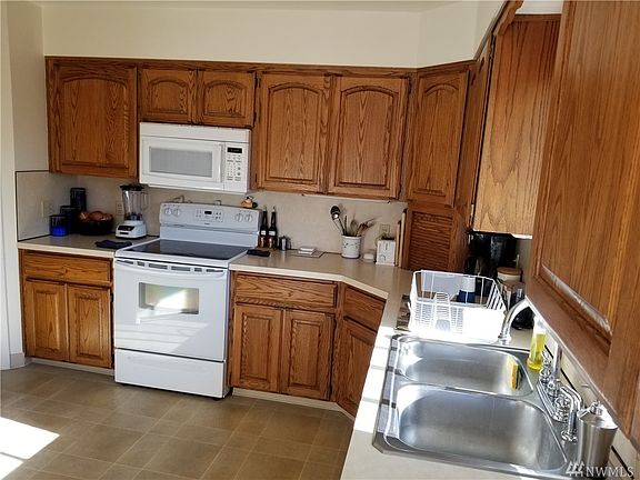 5th image of 619 Hillcrest Dr