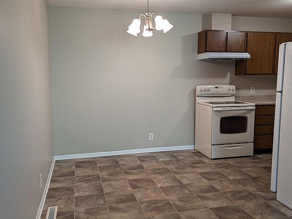 3rd image of 427 E Hillcrest Dr