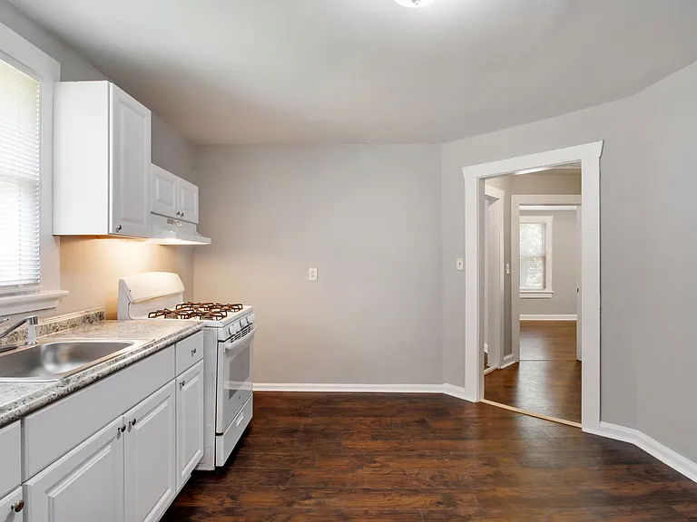 1405 E 32nd St — Photo 13