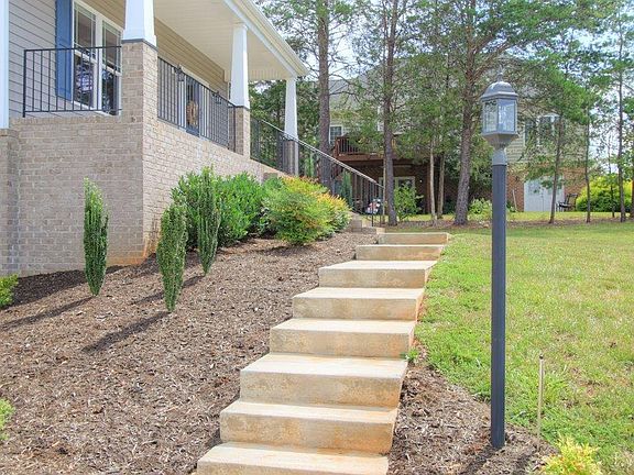 3rd image of 1043 Mc Keever Ln