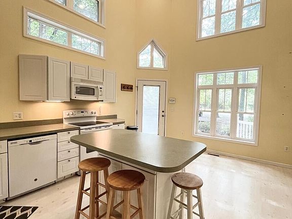 4th image of 210 Fawn Trail Ln