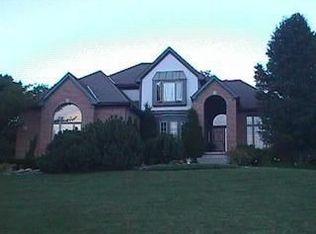 100 Highland Hollow Dr SW, Pataskala, OH 43062