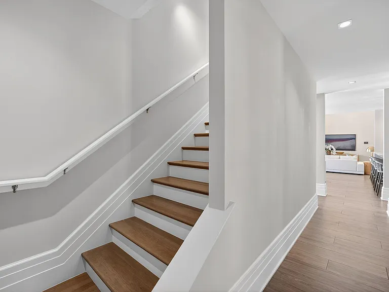 400 Mola Ave — Photo 47