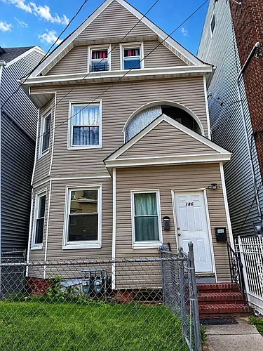 186 3rd St #1 Photo 1