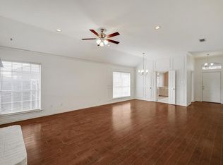 325 Chantilly Ct, Hurst, TX 76054