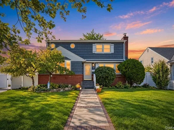 125 Grant Avenue, Copiague, NY 11726