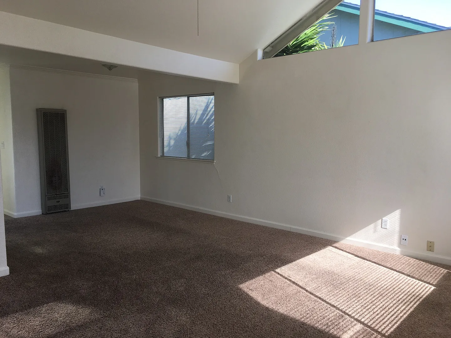 3 bedroom 2 Bath House with 2 car garage in Rohnert Park — Photo 3