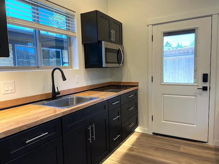 2014-2016 SW Reindeer Ave #2018 — Photo 3