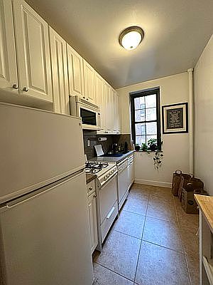 4th image of 212 W 22nd St APT 2P