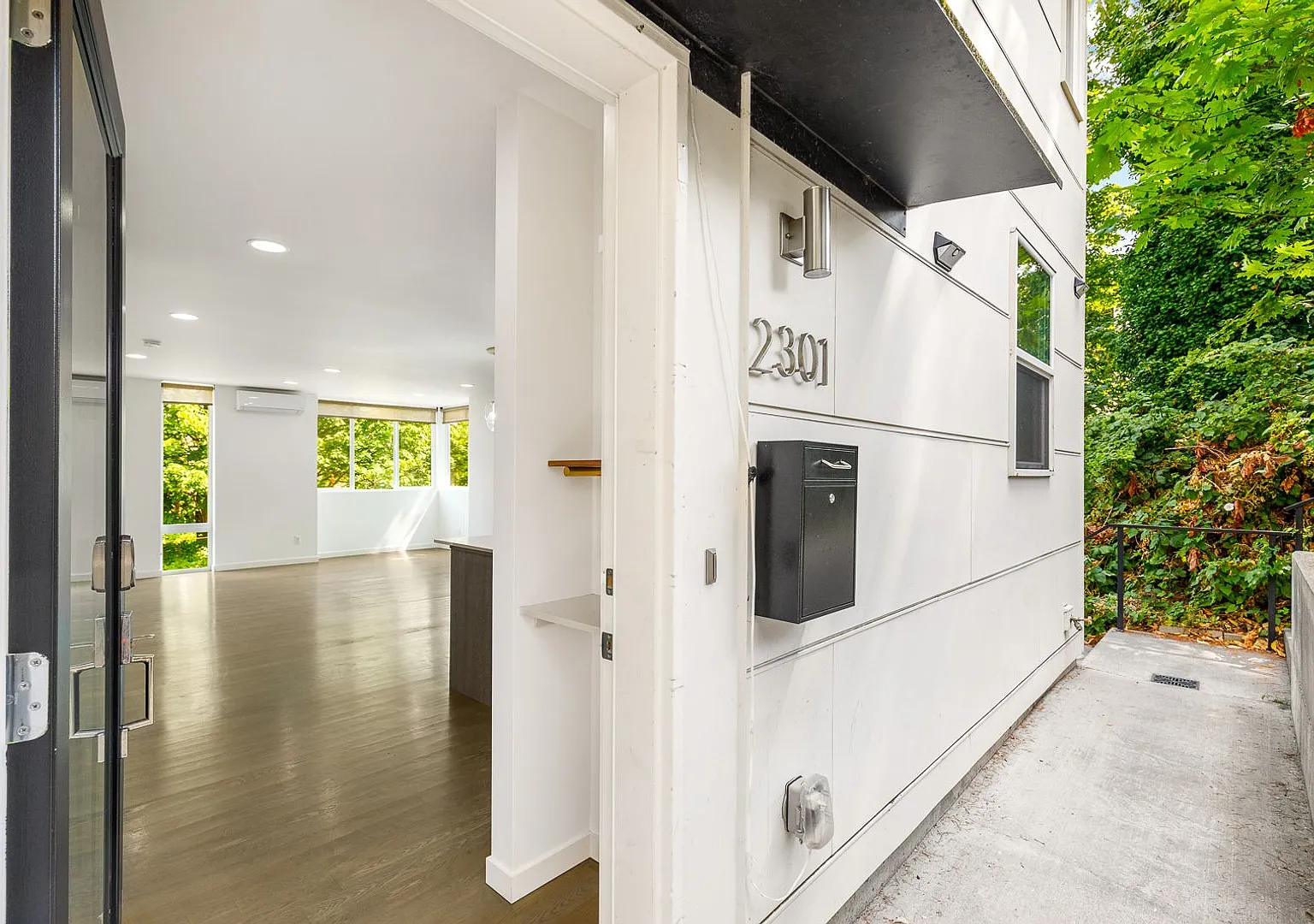 3 Bedroom 2 Bath Newer Magnolia Townhouse — Photo 1