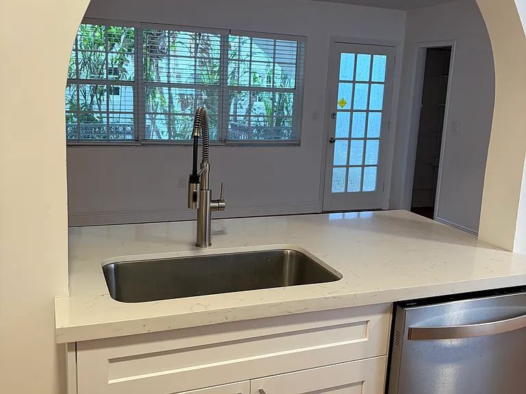 1561 West Ave #4 — Photo 8