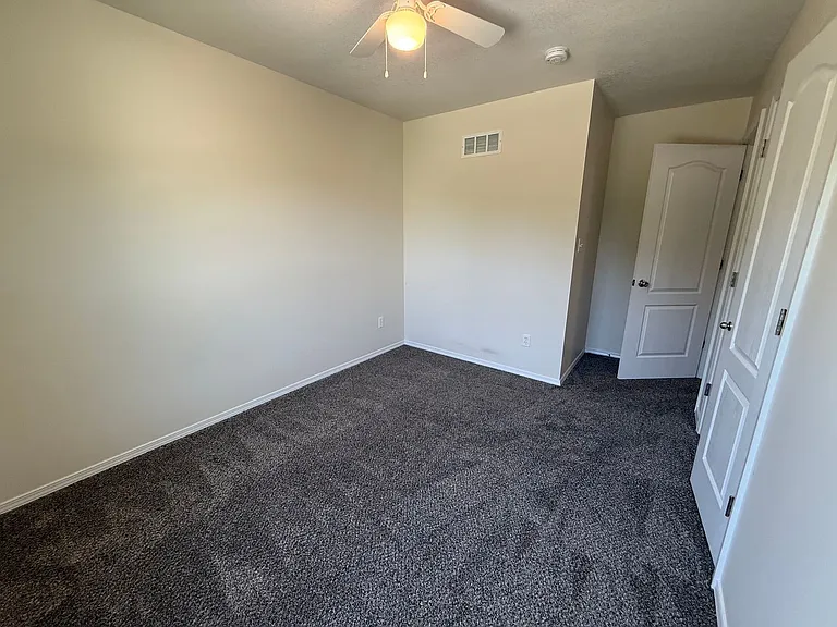 923 Foster Ct — Photo 10