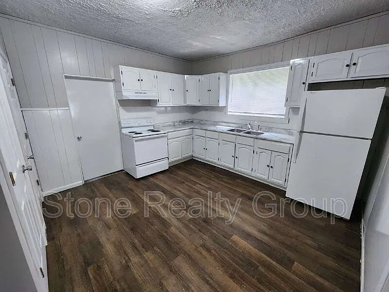 1102 E Circle Dr — Photo 5