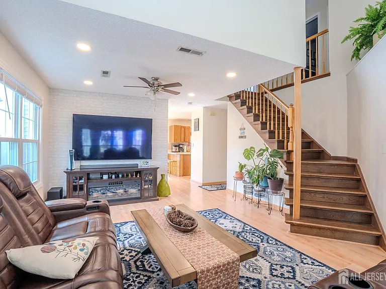 63 Carlisle Ct — Photo 5