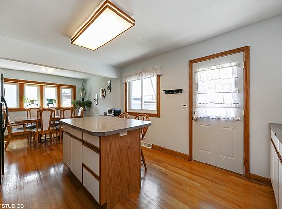 5th image of 932 N Yale Ave