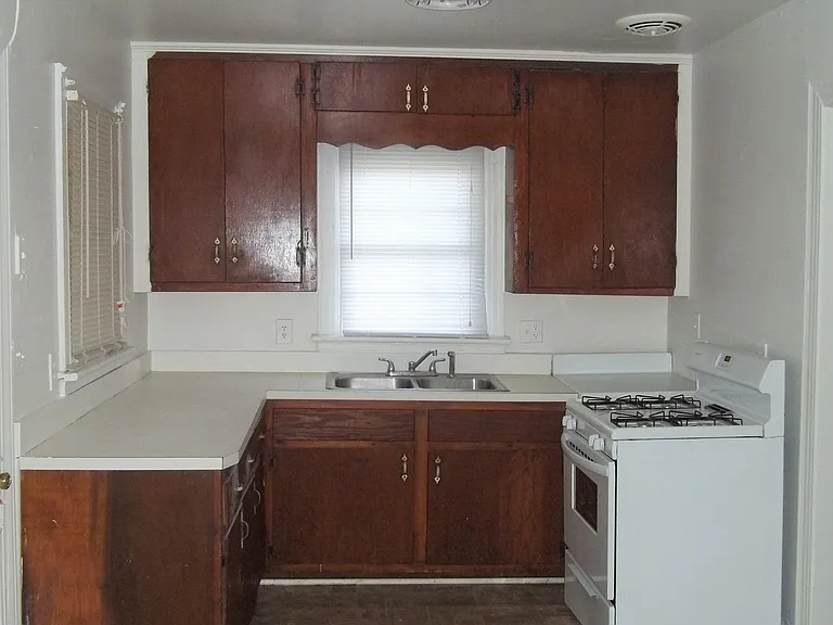 206 Hudson St — Photo 15