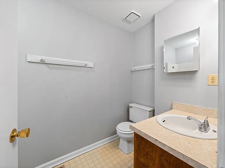 Kingsbury Dr - 923 — Photo 17