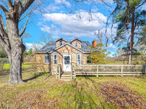 2197 Grange Hall Rd, Fenton, MI 48430