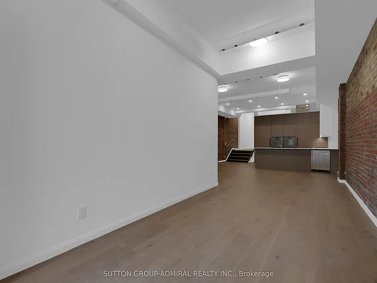647 College St #101 — Photo 19