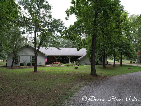 13 Esther Rd, Fairfield, IL 62837