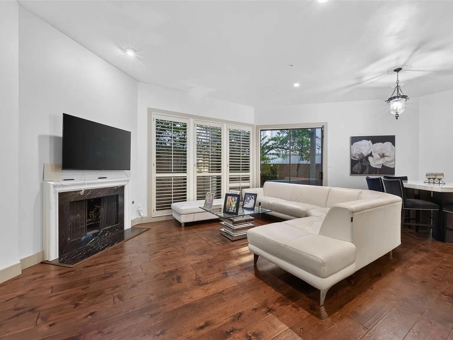3 bed, 2.5 bath, 2299 sqft, $3,799 — Photo 2