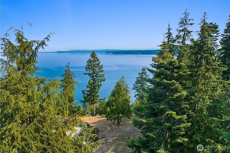 4th image of 2689 SE Camano Drive