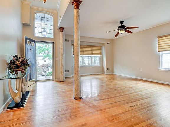 4th image of 21 Narrowbrook Ct