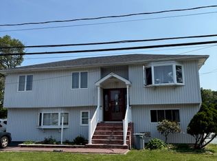 140 Sotzen Ave, Holbrook, NY 11741