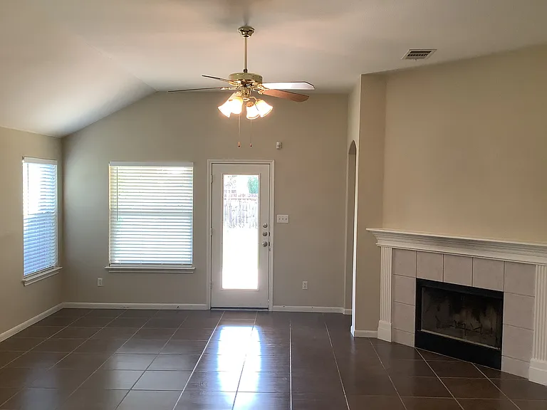 101 Hanstrom Dr — Photo 8