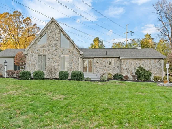 86 Willow Brook Dr, Agawam, MA 01001