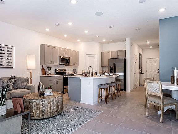 4th image of 4381 Arlington Ave #4381