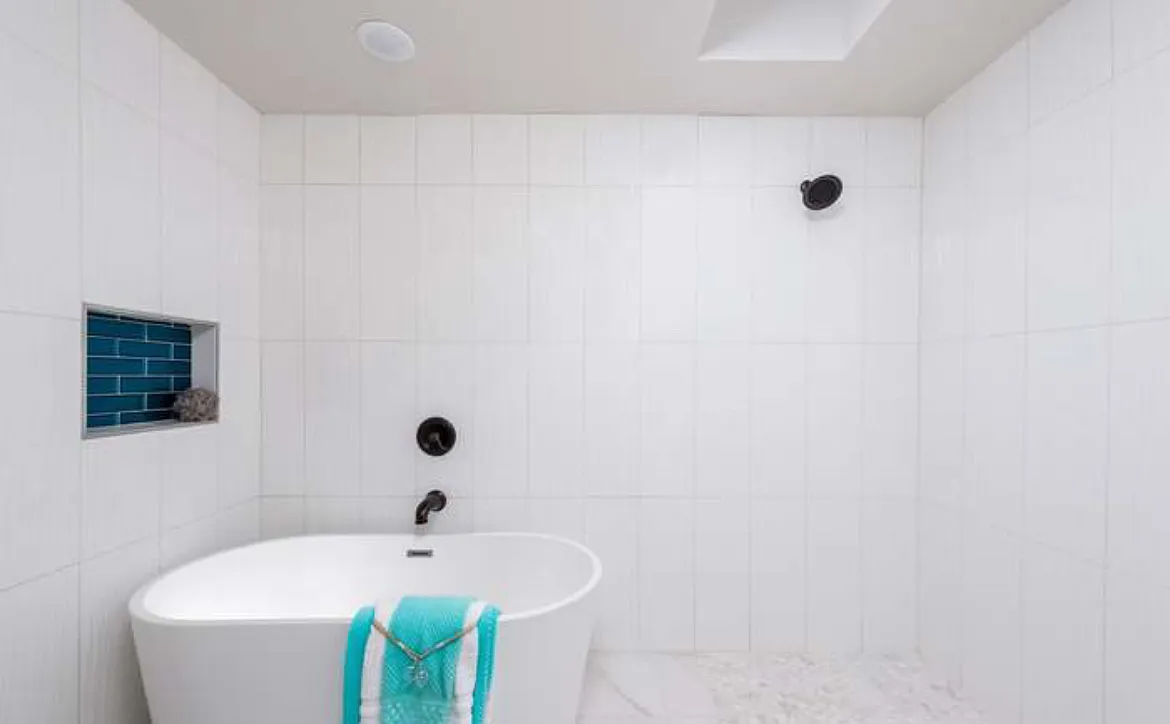 Main bath - 646 W Port Au Prince Ln