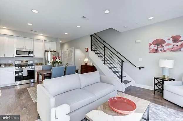 1018 13th St SE — Photo 3