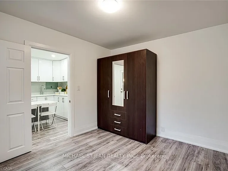 24 Vansitmart Ave — Photo 15