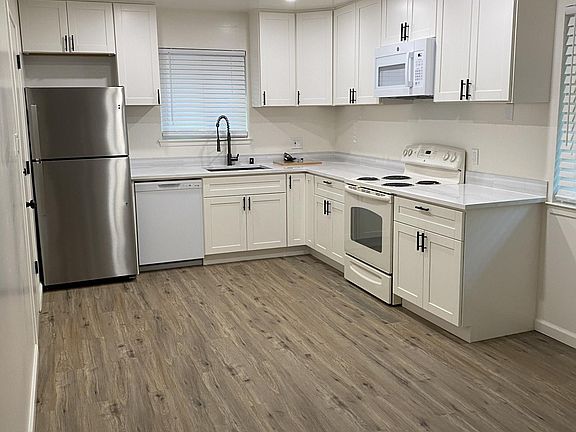 3rd image of 2356 Lyon Ave