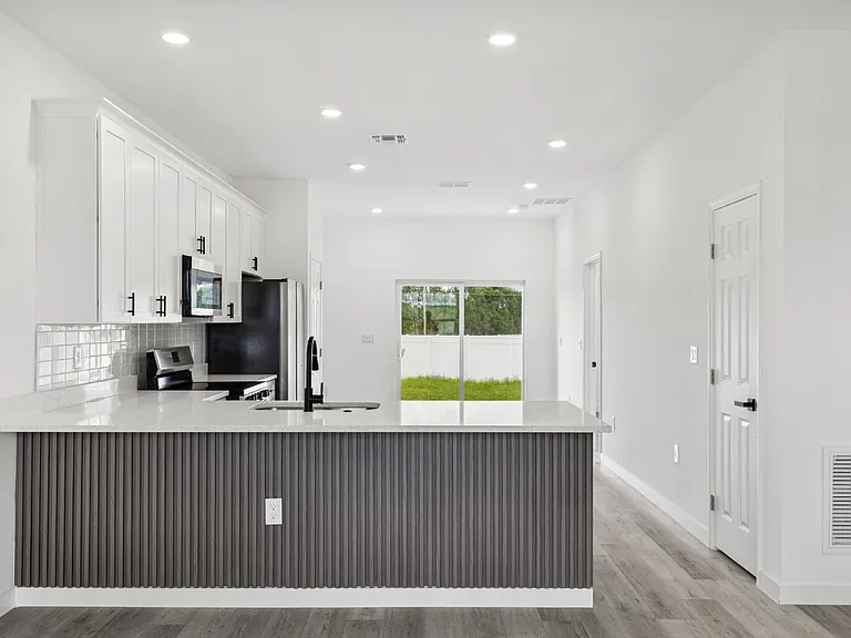 716 Desmoines Dr — Photo 16