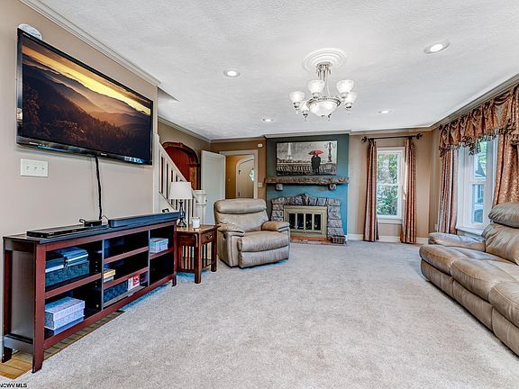 3rd image of 1312 Peacock Ln