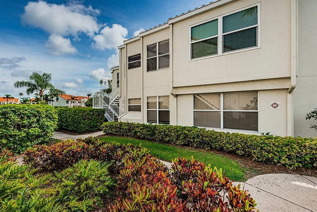 2 bed, 2.0 bath, 1070 sqft, $2,400 — Photo 1