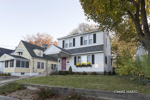 1st image of 824 Diamond Ave NE