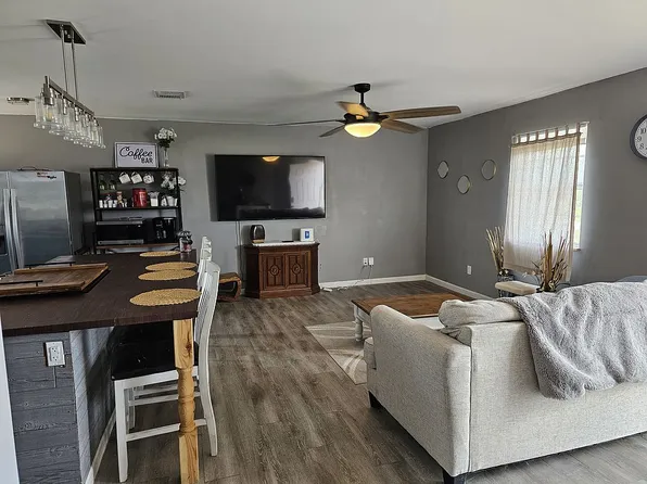 114 Shady Oak Ln, Rockport, TX 78382