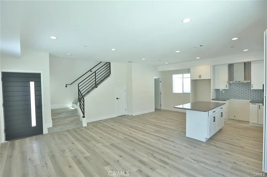 4 bed, 4944 sqft, $4,200 — Photo 4