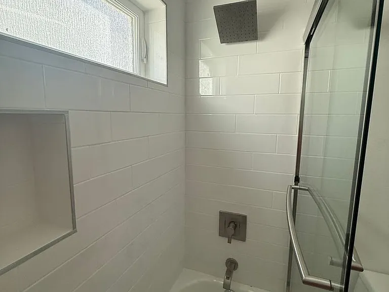 1150 W 38th St — Photo 11