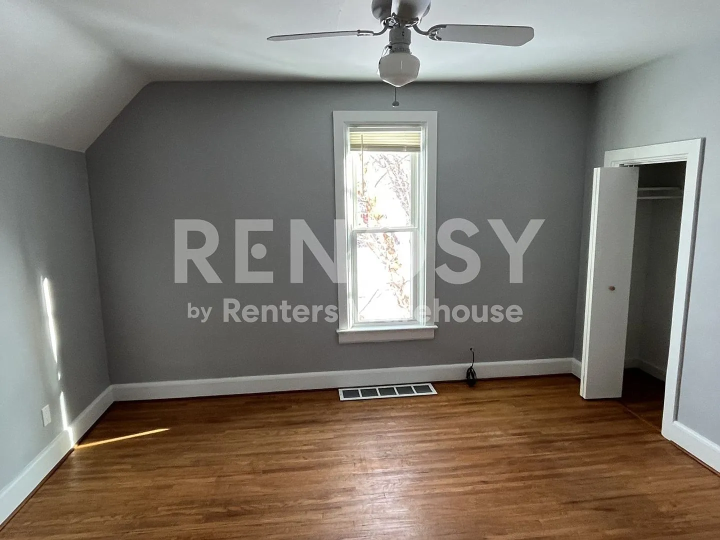 4BD/2BA in Newport Available Now! — Photo 3