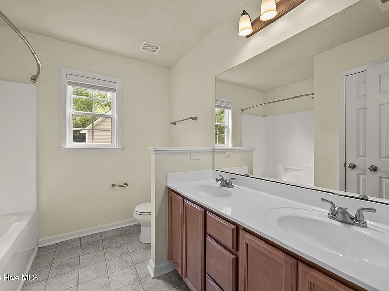 1004 Summerfield Ct — Photo 15