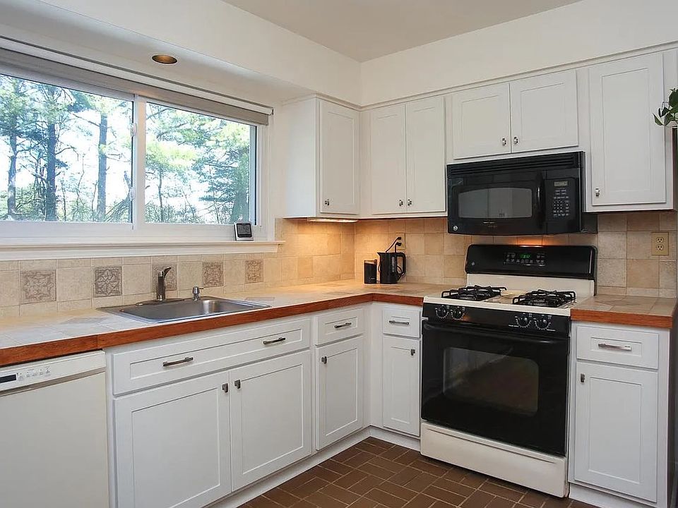 1st image of 34 Hillcroft Way