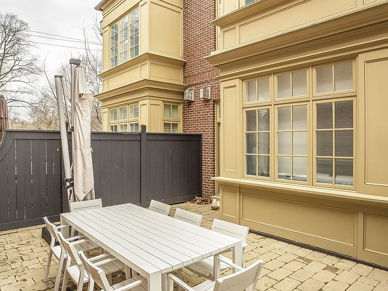 107 Lonsdale Rd — Photo 24